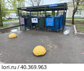 Огороженное сооружение с мусорными контейнерами. Курганская улица. Район Гольяново. Город Москва (2023 год). Редакционное фото, фотограф lana1501 / Фотобанк Лори
