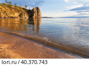 Baikal Lake on sunny summer day. Beautiful landscape of Olkhon Island with sandy beach and sheer cliffs near village of Khuzhir at sunset. Summer travel, outdoor recreation. Natural background. Стоковое фото, фотограф Виктория Катьянова / Фотобанк Лори