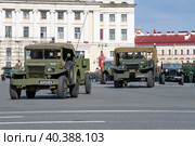Американские военные ретроавтомобили Dodge WC на репетиции парада в честь Дня Победы. Дворцовая площадь, Санкт-Петербург (2022 год). Редакционное фото, фотограф Виктор Карасев / Фотобанк Лори