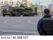 Транспортирование танка Т-34 периода Великой Отечественной войны на Красную площадь для проведения военного парада в ознаменование 78-летия Победы в Великой Отечественной войне 1941-1945 годов, в городе Москве, Россия (2023 год). Редакционное фото, фотограф Николай Винокуров / Фотобанк Лори