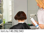 real female haircut in a beauty salon. female hairdresser and client. fixing hair with hairspray. female business. thinning. Стоковое фото, фотограф Антон Вахрушев / Фотобанк Лори