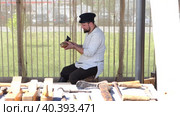 Нижний Новгород, Россия, ул. Совнаркомовская, 13, 30.07.2022. Мужчина-плотник работает стамеской над деревянным изделием, обрабатывая деревянную доску. Высококачественные кадры в формате FullHD. Редакционное видео, видеограф Egor Sarantstv / Фотобанк Лори