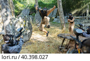 Paintball team rushing enemy positions on battleground. Стоковое фото, фотограф Яков Филимонов / Фотобанк Лори
