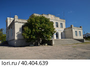Mysovoye village, Crimea, Russia, October 14, 2022: Mysovskaya rural library-branch No. 22 on Shkolnaya street. Редакционное фото, фотограф Алексей Антипов / Фотобанк Лори