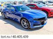 Chevrolet Camaro parked up at the city street (2019 год). Редакционное фото, фотограф FotograFF / Фотобанк Лори