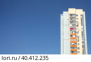 Multi-storey residential building against the background of clear blue sky. Стоковое фото, фотограф Попова Ольга / Фотобанк Лори