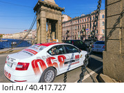 Петербургское такси 068. Рекламная надпись на кузове автомобиля. Логотип крупно. City taxi Saint-Petersburg (2023 год). Редакционное фото, фотограф Grigory_Gez / Фотобанк Лори