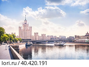 Высотка-небоскреб на Котельнической набережной и кораблик на Москва-реке, Москва (2019 год). Стоковое фото, фотограф Baturina Yuliya / Фотобанк Лори