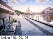 Высотка-небоскреб на Котельнической набережной и скамейки на набережной Москвы-реки, Москва (2019 год). Стоковое фото, фотограф Baturina Yuliya / Фотобанк Лори