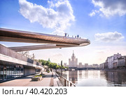 Высотка-небоскреб на Котельнической набережной и Парящий мост над Москвой-рекой, Москва (2019 год). Стоковое фото, фотограф Baturina Yuliya / Фотобанк Лори