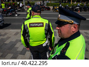 Сотрудник ДПС обеспечивает безопасность движения на улице Крымский вал в центре города Москвы у входа в парк Музеон во время фестиваля Открытие мотосезона, Россия (2023 год). Редакционное фото, фотограф Николай Винокуров / Фотобанк Лори