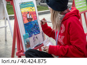Девушка рисует пейзаж на Тверском бульваре на площадке фестиваля Московская весна в центре города Москвы, Россия (2023 год). Редакционное фото, фотограф Николай Винокуров / Фотобанк Лори