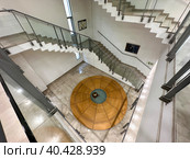 Foucault's pendulum in the academic building of the university (2023 год). Редакционное фото, фотограф Irina Opachevsky / Фотобанк Лори