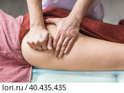 Специалист делает массаж ягодичных мышц клиенту, находящемуся на сеансе терапии. Стоковое фото, фотограф Сергей Чайко / Фотобанк Лори