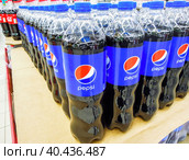 Напитки Pepsi Cola готовы к продаже на полке в супермаркете (2020 год). Редакционное фото, фотограф FotograFF / Фотобанк Лори