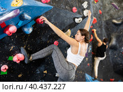 Female fitness climber training at bouldering gym. Стоковое фото, фотограф Яков Филимонов / Фотобанк Лори
