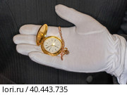 Рука в белой перчатке, держащая золотые карманные часы на черном фоне, крупным планом. Стоковое фото, фотограф Руслан Лесков / Фотобанк Лори