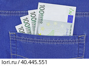 Купюры евро в кармане джинсов. Euro banknotes in blue jeans back pocket. Стоковое фото, фотограф Татьяна Д / Фотобанк Лори