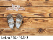 baby's bootee on wooden background. Стоковое фото, фотограф Сергей Толмачёв / Фотобанк Лори