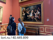 Люди возле картины Якоба Йорданса «Бобовый король». Эрмитаж. Санкт-Петербург (2023 год). Редакционное фото, фотограф Румянцева Наталия / Фотобанк Лори
