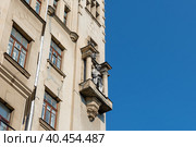 Фрагмент здания. Центральный дом актера имени А.А. Яблочкиной (бывший доходный дом А. Т. Филатовой — Я. М. Филатова («Дом с рыцарями»). Москва (2022 год). Редакционное фото, фотограф Pukhov K / Фотобанк Лори