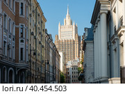 Здания в Кривоарбатском переулке и высотка МИД, Район Арбат в Москве (2022 год). Стоковое фото, фотограф Pukhov K / Фотобанк Лори