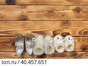 baby's bootee on wooden background. Стоковое фото, фотограф Сергей Толмачёв / Фотобанк Лори