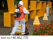 Девушка  учится ездить на самокате на площадка обучения вождению электросамокатов сервиса аренды самокатов компании Whoosh в Парке Горького в центре города Москвы, Россия (2023 год). Редакционное фото, фотограф Николай Винокуров / Фотобанк Лори