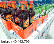 Алкогольные напитки в бутылках Мартини вермут готовы к продаже (2020 год). Редакционное фото, фотограф FotograFF / Фотобанк Лори