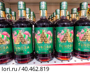 Алкогольные напитки бутилированные Тундра биттер готовые к реализации (2020 год). Редакционное фото, фотограф FotograFF / Фотобанк Лори