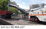 Construction equipment for the removal of old asphalt. Asphalt is crushed by a combine harvester. Russia Moscow May 26, 2022. Редакционное видео, видеограф Юрий Поздников / Фотобанк Лори