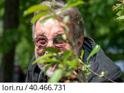 Актер Леонид Ярмольник во время высадки черешневых насаждений в парке "Динамо" в рамках фестиваля "Черешневый лес" в городе Москве, Россия (2023 год). Редакционное фото, фотограф Николай Винокуров / Фотобанк Лори