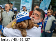 Глава группы компаний Bosco di Ciliegi Михаил Куснирович перед началом высадки черешневых насаждений в парке "Динамо" в рамках фестиваля "Черешневый лес". Традиционная посадка черешневых деревьев проходит в честь столетия футбольного клуба в городе Москве, Россия (2023 год). Редакционное фото, фотограф Николай Винокуров / Фотобанк Лори