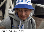 Елена, дочь Льва Яшина, во время высадки черешневых насаждений в парке "Динамо" в рамках фестиваля "Черешневый лес" в городе Москве, Россия (2023 год). Редакционное фото, фотограф Николай Винокуров / Фотобанк Лори