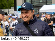 Актер Камиль Ларин перед началом высадки черешневых насаждений в парке "Динамо" в рамках фестиваля "Черешневый лес". Традиционная посадка черешневых деревьев проходит в честь столетия футбольного клуба в городе Москве, Россия (2023 год). Редакционное фото, фотограф Николай Винокуров / Фотобанк Лори