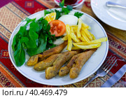 Roasted red mullet with potatoes and vegetables. Стоковое фото, фотограф Яков Филимонов / Фотобанк Лори