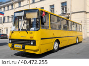 Венгерский автобус Икарус 260.37 крупным планом солнечным майский днем. Международный транспортный фестиваль SPb TransportFest. Санкт-Петербург (2023 год). Редакционное фото, фотограф Виктор Карасев / Фотобанк Лори
