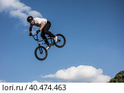 Young man doing tricks in the air on a BMX bike. BMX rider (2018 год). Редакционное фото, фотограф Iva Noel / Фотобанк Лори