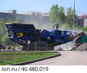 Самоходный комплекс первичного дробления Sandvik Fintec 1107. Реконструкция Гольяновского пруда. Город Москва (2011 год). Редакционное фото, фотограф lana1501 / Фотобанк Лори