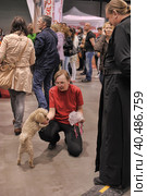 A visitor with dogs at the White Nights exhibition. Стоковое фото, фотограф Анна Кривицкая / Фотобанк Лори