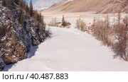 Горный Алтай зимой. Курайский хребет, река Чуя. Вид с воздуха. Altai mountains in winter. Kurai ridge, Chuya River. Aerial view. Стоковое видео, видеограф Евгений Романов / Фотобанк Лори