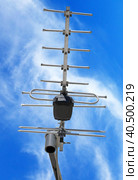 Телевизионная антенна на фоне голубого неба. TV antenna isolated on white. Стоковое фото, фотограф Татьяна Д / Фотобанк Лори