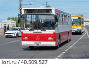 Турецкий автобус Mercedes-Benz O325 (Otomarsan Mercedes-Benz O302T) крупным планом. Автобусами этой модели Турция расплачивалась с Российской Федерацией за поставки газа в 90-е годы. Международный транспортный фестиваль SPb TransportFes, Санкт-Петербургt (2023 год). Редакционное фото, фотограф Виктор Карасев / Фотобанк Лори