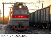 Электровоз ВЛ80т крупным планом солнечным мартовским вечером. Северная железная дорога (2022 год). Редакционное фото, фотограф Виктор Карасев / Фотобанк Лори
