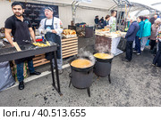 Traditional food cooking in a large cauldrons outdoors (2019 год). Редакционное фото, фотограф FotograFF / Фотобанк Лори