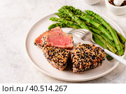 Tuna steak fried in sesame seeds served with asparagus. Стоковое фото, фотограф Татьяна  Бральнина / Фотобанк Лори