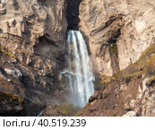 Scenic autumn landscape with vertical big Sultan waterfall at mo. Стоковое фото, фотограф Саблин Станислав / Фотобанк Лори