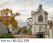 Москва, Огородный проезд 10А. Вид на историческое здание телеграфного поста «Литер 0» Николаевской (ныне Октябрьской) железной дороги рядом с современной платформой Останкино (2022 год). Редакционное фото, фотограф Наталья Николаева / Фотобанк Лори