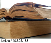 Старые книги лежат стопкой. Верхняя книга открыта. Крупный план. Фон для библиотек, образования, научной работы и другой деятельности. Old books on top of each other. The top book is open. Close-up. Background for libraries, education, scientific work and other activities. Стоковое фото, фотограф Бузмакова Светлана / Фотобанк Лори