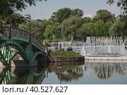 Light and music fountain on a spring morning. Natural Museum-reserve "Tsaritsyno". Fountain in Tsaritsyno Park. (2023 год). Редакционное фото, фотограф Photojuli / Фотобанк Лори